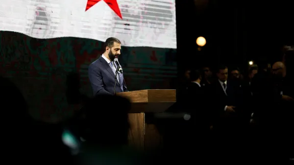 شاهد: الشرع يتسوق في دمشق مستخدماً العملة الجديدة