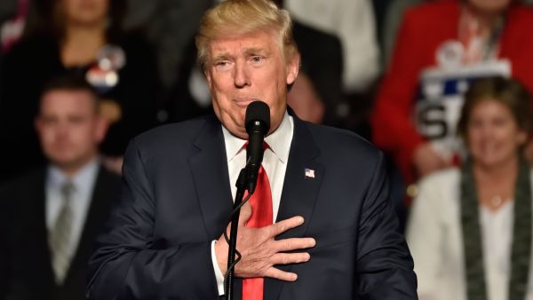 زيارة تتحول لفضيحة: شتائم وإصبع مرفوع داخل مصنع فورد