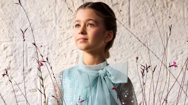 إيلي صعب يدخل عالم أزياء الأطفال بلمسة تجمع بين المرح والفخامة لصيف 2026