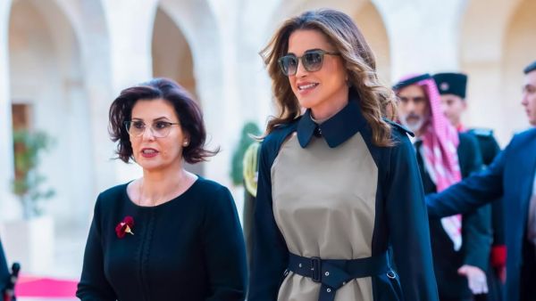 الملكة رانيا تتألق بإطلالة رسمية وعصرية خلال استقبال الرئيس الألباني في قصر الحسينية