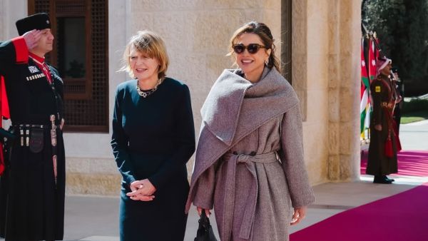 الملكة رانيا تتألق بالمعطف الرمادي… شتاء ملكي بأناقة عصرية