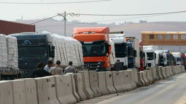 تكدس الشاحنات في معبر نصيب الحدودي