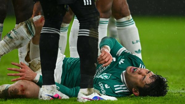 سلوت يقر بخطورة إصابة إندو بعد مواجهة سندرلاند