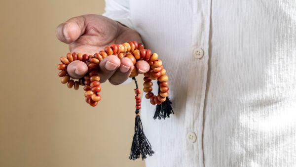 فوائد التسبيح بالأصابع للعلاج الطبي والنفسي