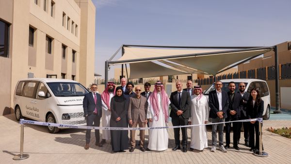 شركة هيونداي موتور تتبرع بحافلات مدرسية لمدرسة "جسور" دعمًا للطلاب من ذوي الاختلافات العصبية