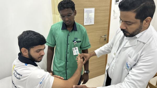  عامل بناء هندي يبلغ من العمر 22 عاماً يتعافى من كسر نادر في ذراعه في مستشفى أستر سيدرز، جبل علي