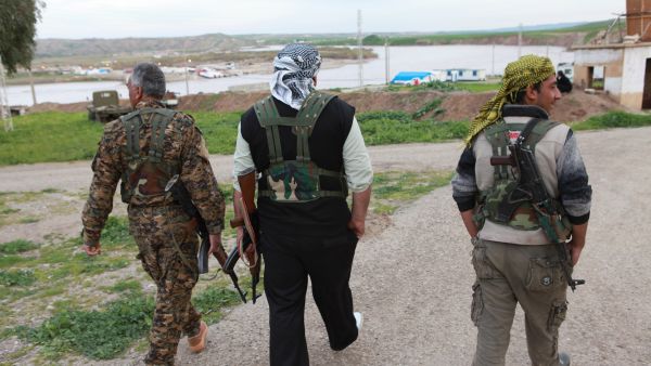 شمال سوريا – 19 مارس: جنود أكراد في شمال سوريا. التُقطت الصورة في 19 مارس 2013.