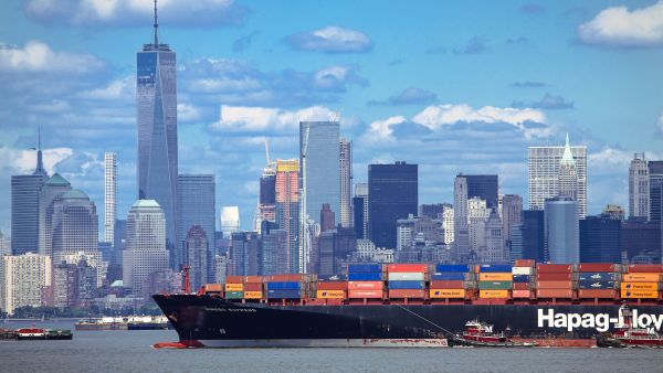 نيويورك، الولايات المتحدة - 27 مارس 2025: سفينة حاويات كبيرة محمَّلة بمنتجات واردة تدخل