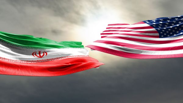 علم الولايات المتحدة وعلم إيران على خلفية دخان