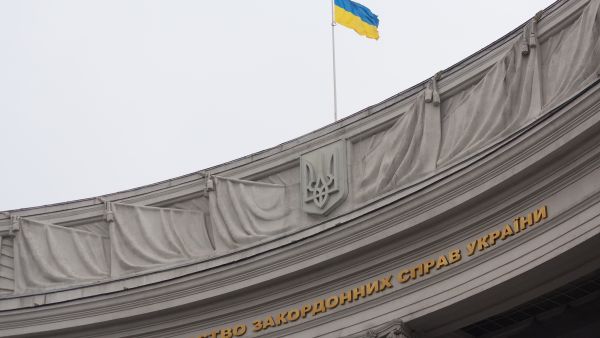 كييف، أوكرانيا – 31 يناير 2020: العلم الأوكراني على مبنى في كييف.