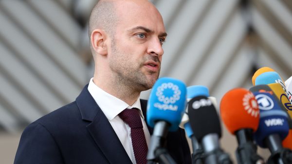 وزير الخارجية الفرنسي جان نويل بارو يصل لحضور اجتماع في الاتحاد الأوروبي…