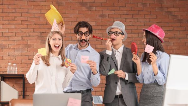 أفكار مقالب كذبة نيسان خفيفة ومضحكة تناسب جو العمل