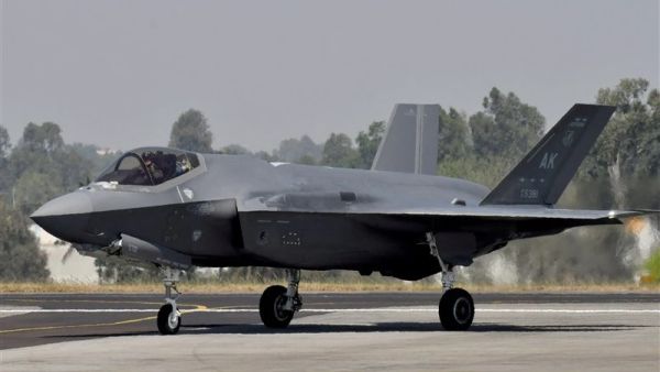 إصابة مقاتلة أميركية