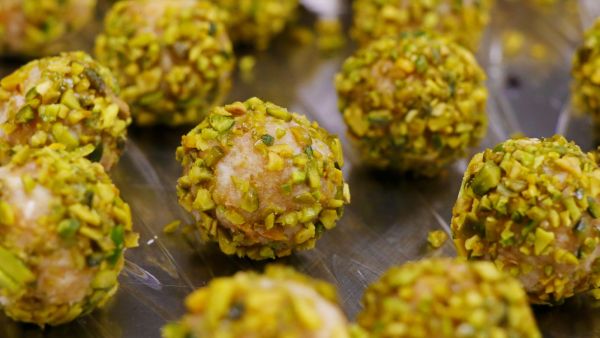 كرات التمر بالفستق الحلبي