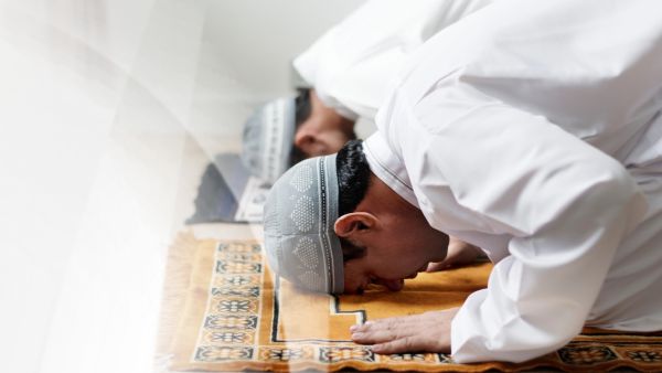 ماذا يحدث لجسمك وعقلك أثناء السجود؟