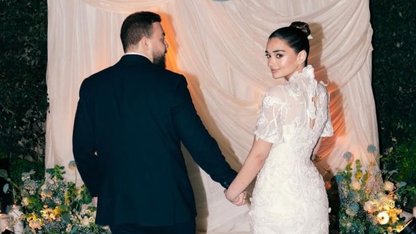 ملك أحمد زاهر تتألق بالفستان الأبيض المطرّز في حفل خطوبتها