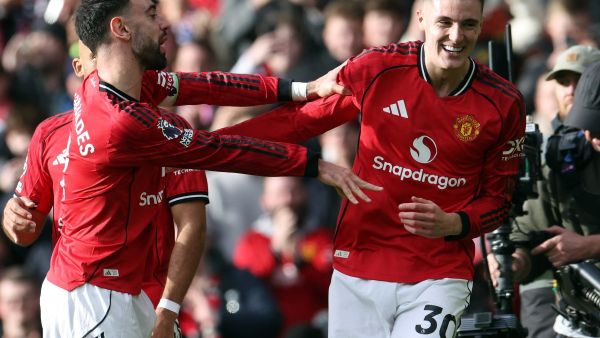 سيسكو يخطف الأضواء في أولد ترافورد