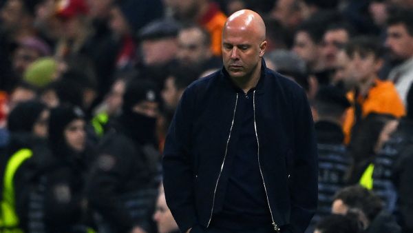 سلوت يلمح لتأثر الحكم بأجواء الملعب وينتقد قراراته