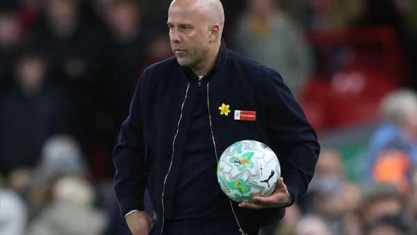 إصابة مقلقة لموهبة ليفربول الشابة تُربك حسابات الفريق