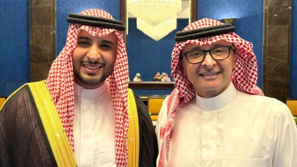 صورة للفنان عبدالمجيد عبدالله مع نجله عبدالله - حساب الفنان عبدالمجيد عبدالله x