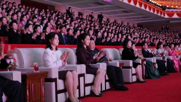 كيم جونغ أون برفقة ابنته كيم جو-إيه في الحفل الموسيقي