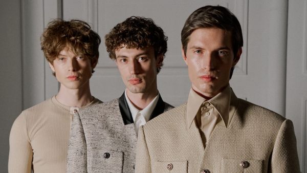 أسبوع الموضة في موسكو يسلط الضوء على الصيحات متعددة الثقافات والمصممين المستقلين