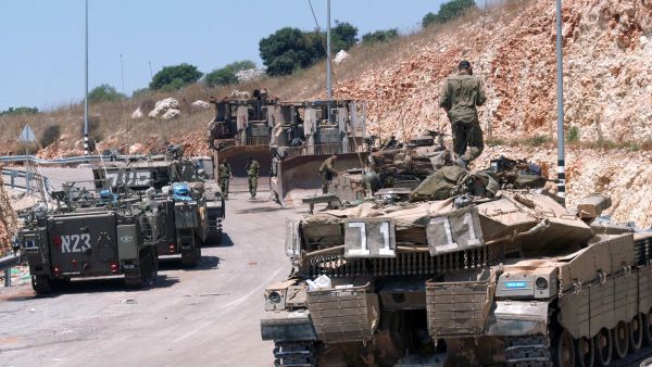 شمال إسرائيل - 26 يوليو 2006: جنود ودبابات إسرائيلية على الحدود بين إسرائيل ولبنان…