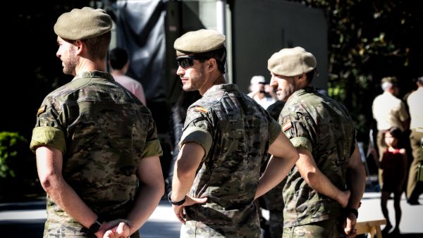 إشبيلية، إسبانيا - 30 مايو 2019: صورة لجنود إسبان أثناء أداء مهام الرقابة خلال يوم القوات المسلحة في إشبيلية، إسبانيا.