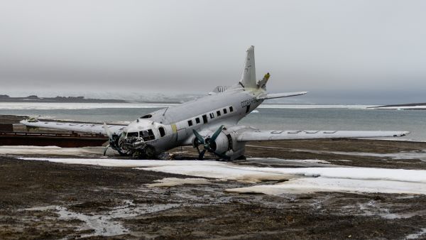 صورة لحطام طائرة عسكرية 