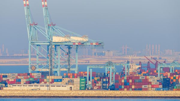 المنامة، البحرين - 8 يناير 2024: منظر بانورامي للميناء التجاري في البحرين