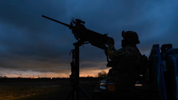 وحدة دفاع جوي للقوات المسلحة الأوكرانية، تُعرف باسم صائدي الطائرات المسيّرة، في موقع…