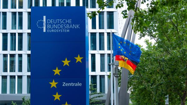 لوحة البنك المركزي الفيدرالي لجمهورية ألمانيا الاتحادية، البنك المركزي الألماني ضمن نظام اليورو، المسؤول عن التحكم في التضخم والسياسة النقدية في ألمانيا.