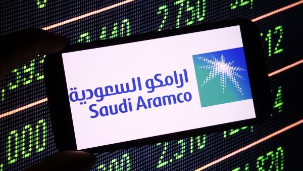 أرامكو تحول شحنات نفط مؤقتًا إلى ميناء ينبع