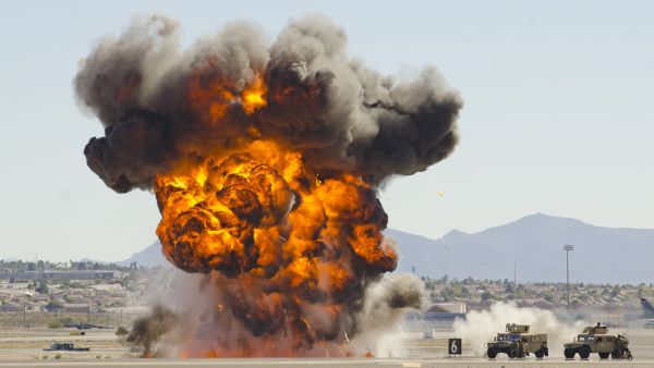 9 نوفمبر 2014: انفجارات خلال عرض توضيحي في نيلي