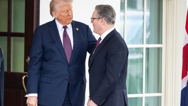 واشنطن – 27 فبراير 2025: الرئيس الأمريكي دونالد ترامب ورئيس وزراء المملكة المتحدة كير ستارمر