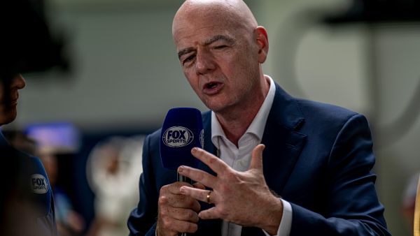 ميامي، الولايات المتحدة – 4 مايو 2025: جياني إنفانتينو، رئيس الاتحاد الدولي لكرة القدم (فيفا)، خلال يوم السباق في جائزة ميامي الكبرى للفورمولا 1