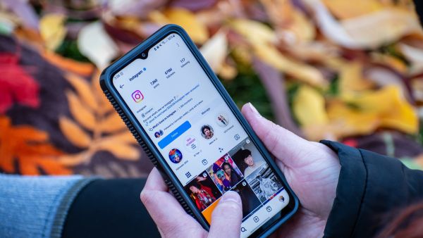 لأول مرة.. حكم يحمل إنستغرام ويوتيوب المسؤولية عن إدمان وسائل التواصل