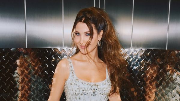 نانسي عجرم تتألق بإطلالة براقة من توقيع ألين صباغ في قبرص