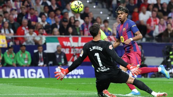 مدرب برشلونة يوضح سبب انفعال لامين يامال بعد المباراة