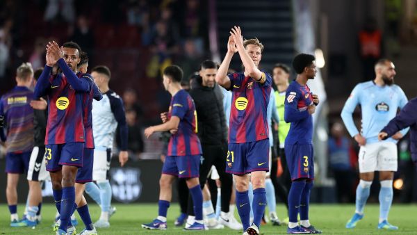 دي يونغ يتفوق على أساطير هولندا في برشلونة برقم قياسي جديد