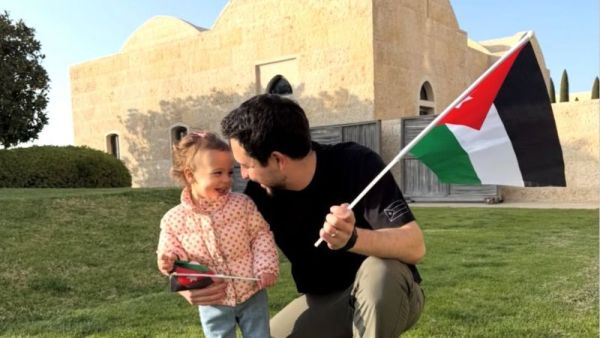 الأميرة إيمان تخطف الأنظار بجاكيت أبيض ووردي في يوم العلم الأردني