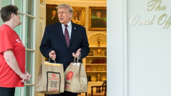 100 دولار مقابل توصيل طلب.. تصرف دونالد ترامب يثير الجدل