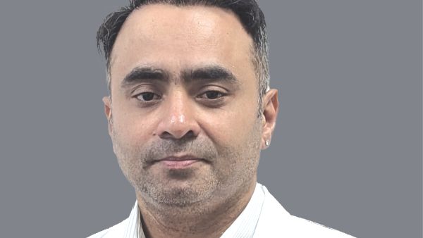 أطباء مستشفى أستر منخول يجرون عملية ترميم لوجه رجل يبلغ من العمر 42 عاماً بعد تعرضه لحادث خطير تسبب في كسور معقدة في الوجه.