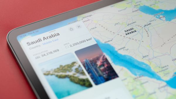 6 يوليو 2023: المملكة العربية السعودية على خريطة جهاز آيباد من شركة آبل، لقطة مقرّبة.