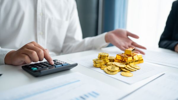 مكاسب للذهب بدعم التفاؤل بانتهاء الحرب وتراجع العملة الأمريكية