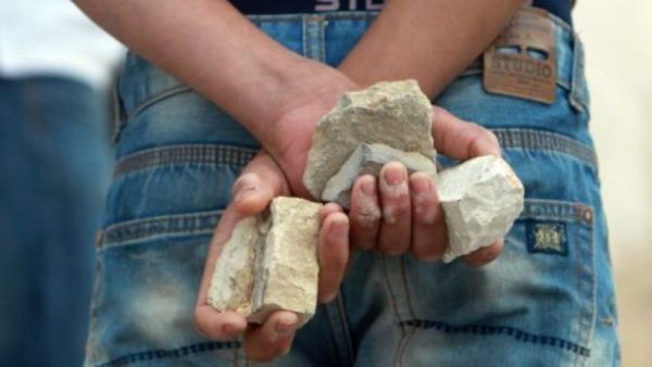 تفسير حلم شخص يرميني بالحجارة ولم يصبني