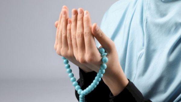 تفسير رؤية الدعاء والبكاء في المنام للعزباء