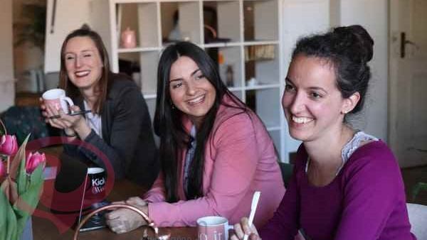 رؤية مجموعة نساء في المنام للمتزوجة