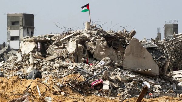 علم فلسطين فوق الركام