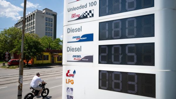 Oil prices tumble as Trump signals imminent Iran deal